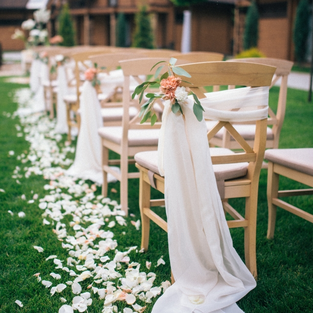 花や布でデコレーションされたチェア