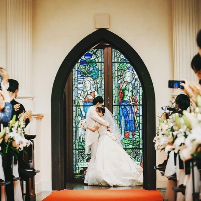クロージングハグをする新郎新婦
