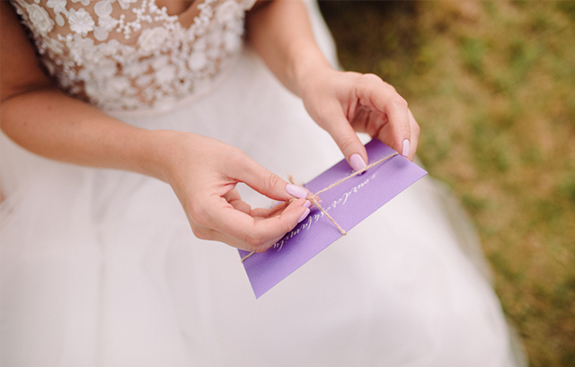 手紙を開ける花嫁