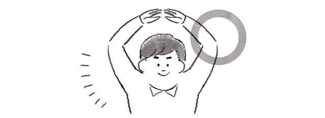 手で丸を作っている男性