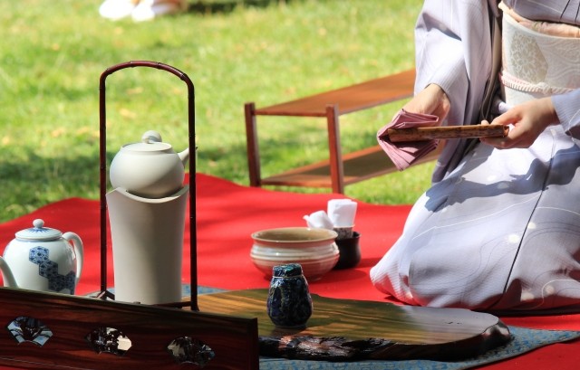 お茶会で道具の手入れをする着物姿の女性