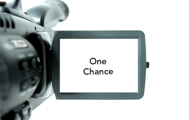 ビデオカメラの画面に「one chance」の文字