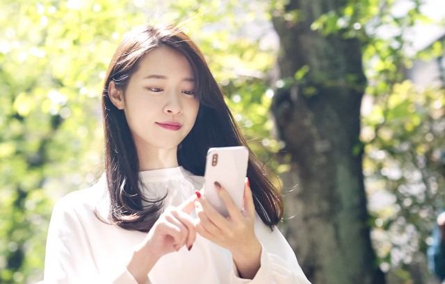 スマホで連絡をする女性