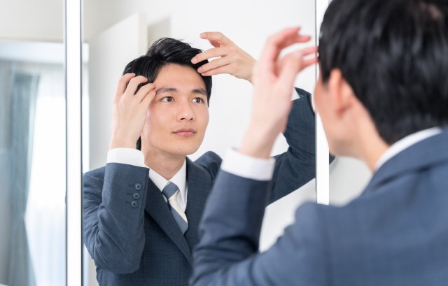 髪を整える男性