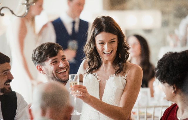 新郎新婦にお祝いの気持ちを伝える様子