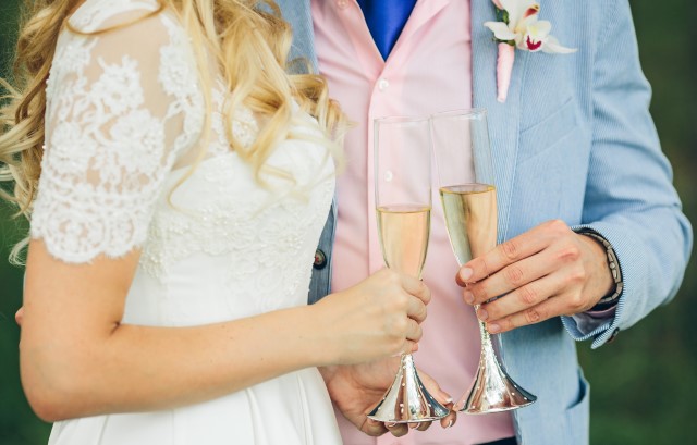 グラスを合わせる新郎新婦