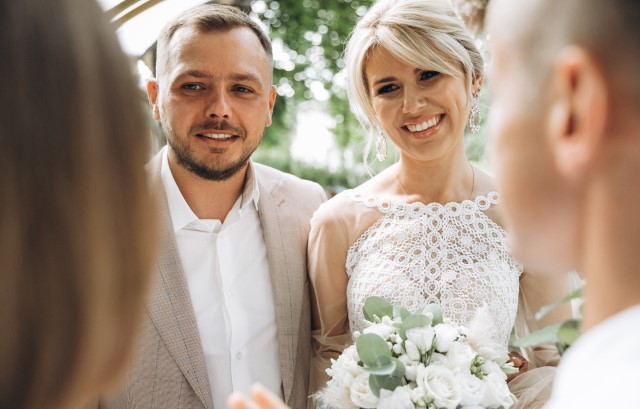 ゲストと話す新郎新婦