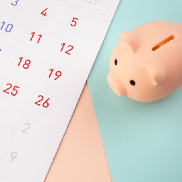カレンダーと豚の貯金箱