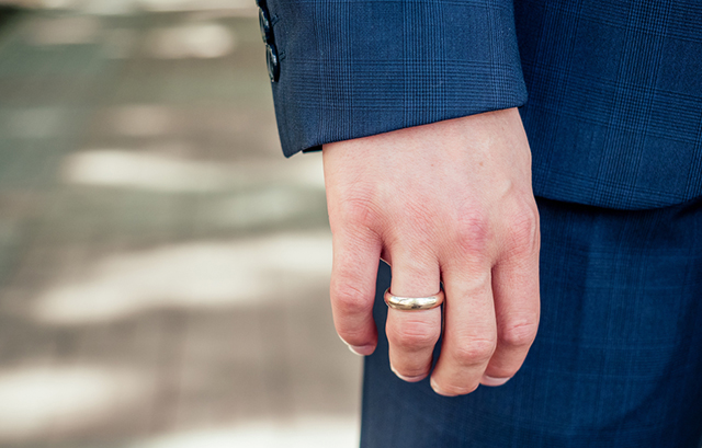 結婚指輪をつけた男性