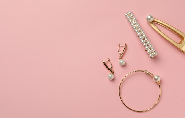 ビジューのついたアクセサリー