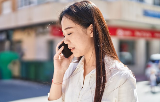 電話で連絡する人