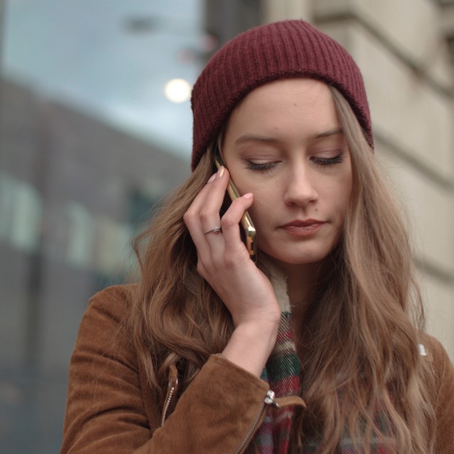 電話をする女性