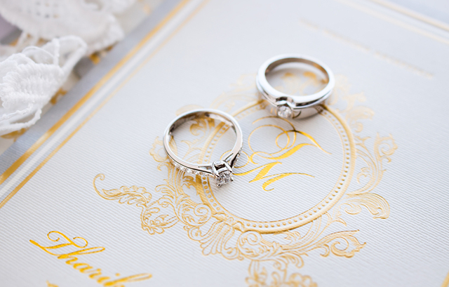 オリジナルのロゴマークと婚約指輪