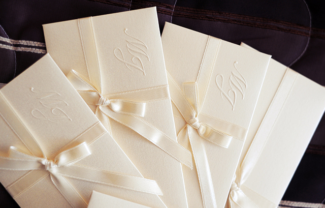 白いリボンと白い封筒の招待状