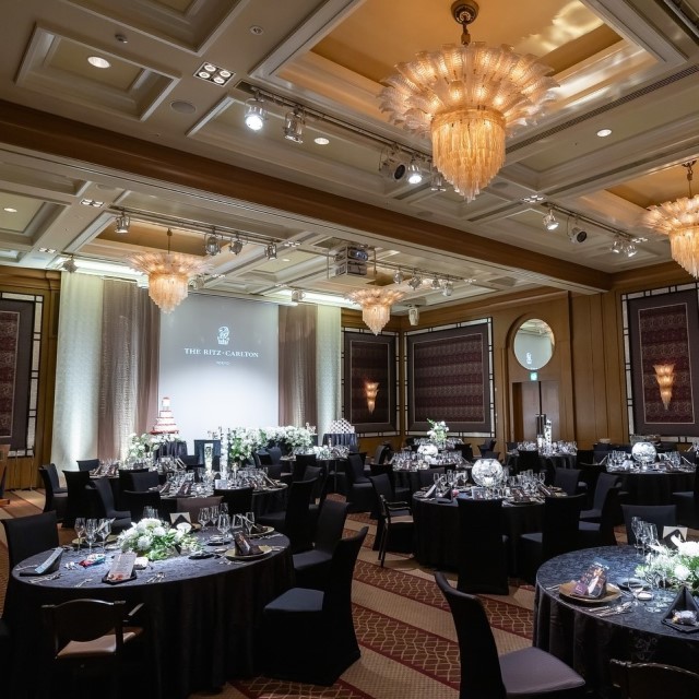 円卓が配置された披露宴会場