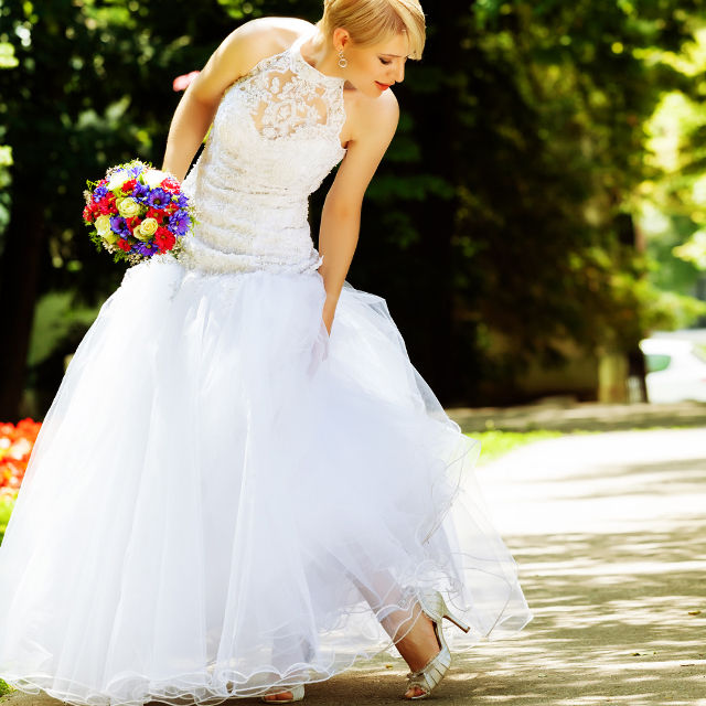 ウェディングドレスの裾を確認する花嫁