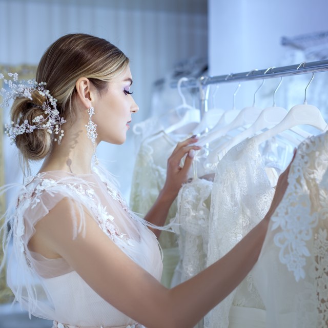 ドレスを選ぶ女性