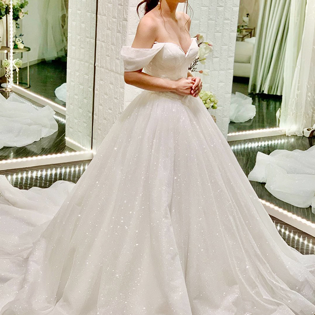 ドレスの裾を広げる花嫁