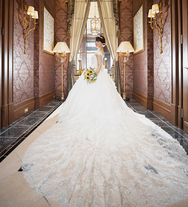 豪華なホテルに映える、大きなロングトレーンのドレスを着た花嫁