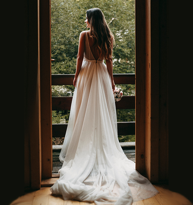 ロングトレーンが神聖な雰囲気のスレンダーラインのドレス