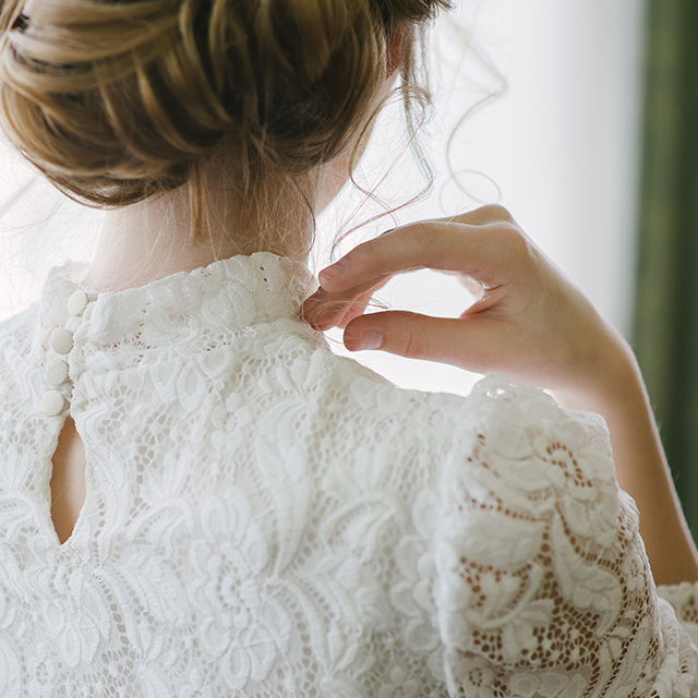 アンティークな雰囲気のドレスを着た花嫁