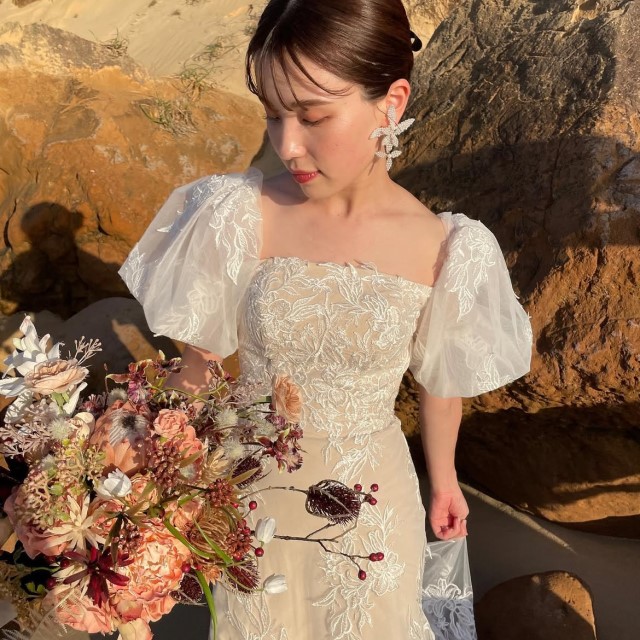 パフスリーブのドレスを着た笑顔の新婦と新郎