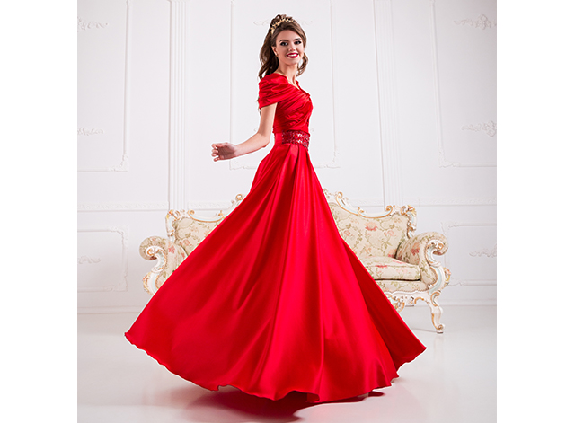 赤のドレスを着た女性