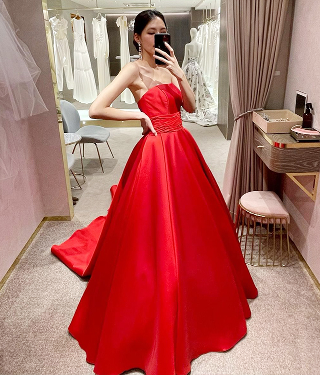 シンプルな赤ドレス03