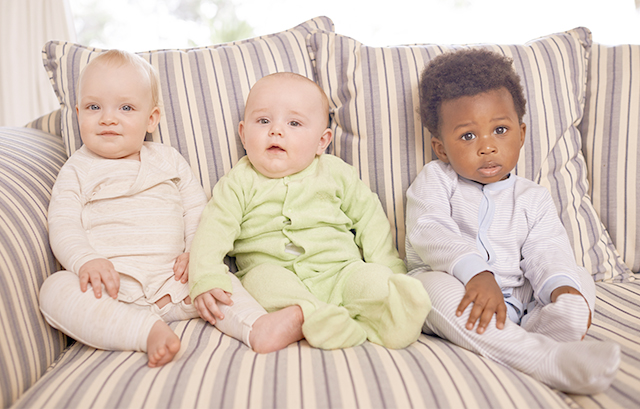 ソファーに座る3人の赤ちゃん