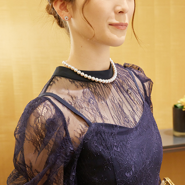 パールネックレスをつけた女性