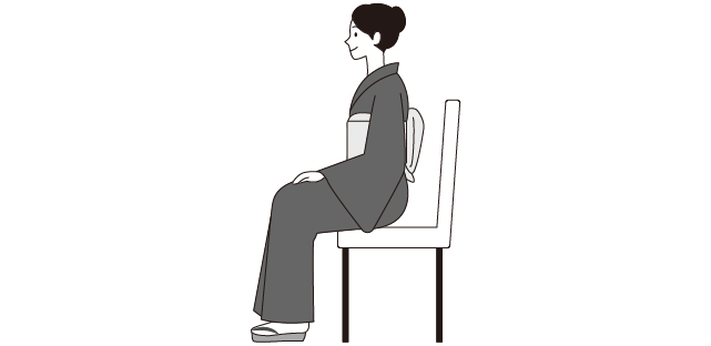 椅子に座っている留袖を着た女性を横から見た図