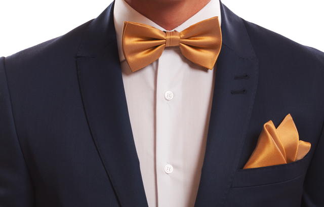 蝶ネクタイとポケットチーフの色を合わせたコーディネート例