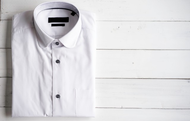 黒ボタンがついたシャツ