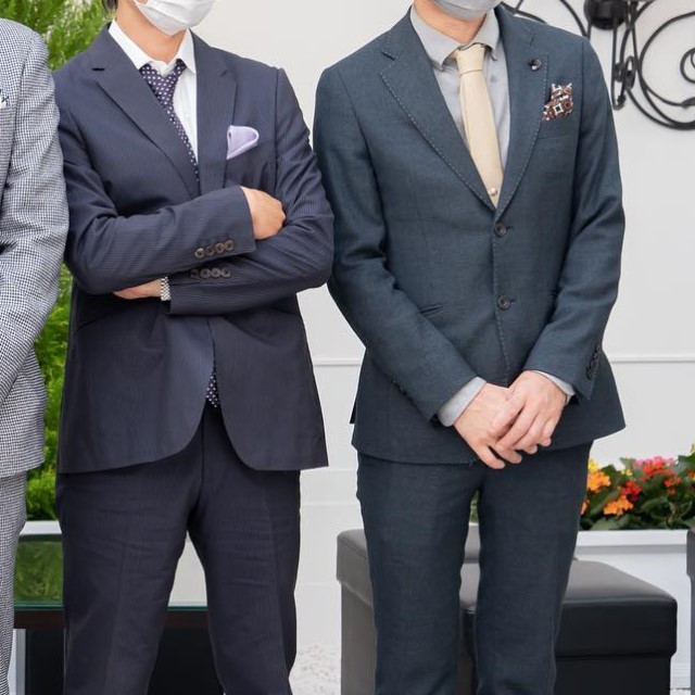 白のシャツを着たゲストとグレーのシャツを着たゲスト