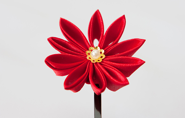 和細工で作られた赤い花
