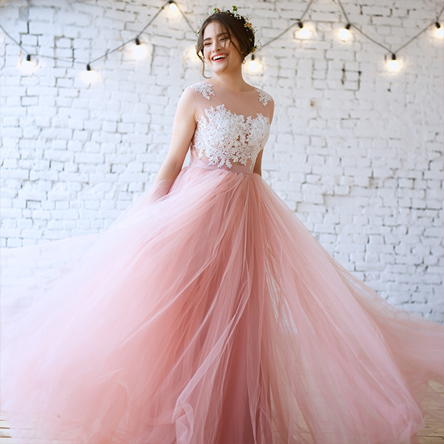 ピンクカラードレス を着た花嫁