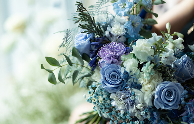 くすみブルーのバラと紫や白の花で束ねたシックなブーケ