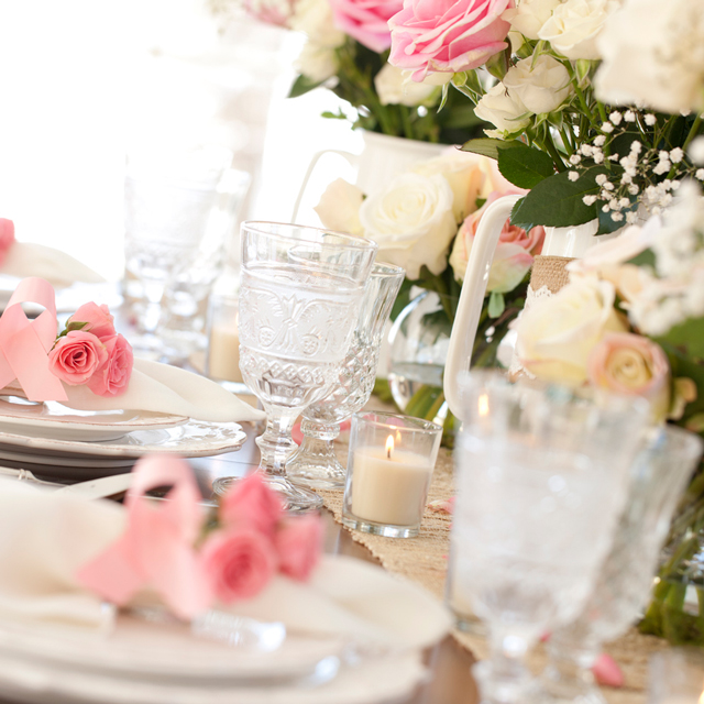 白やピンクの装花が飾られたテーブル