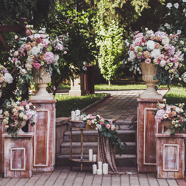 装花で彩られた結婚式場のエントランス