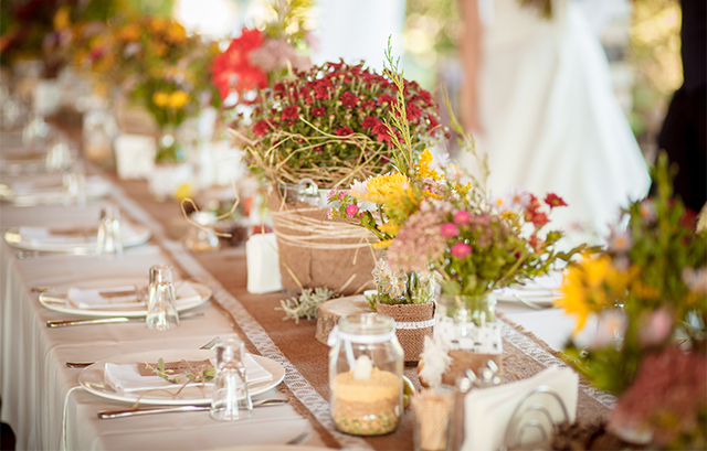 装花とキャンドルが飾られた流しテーブル