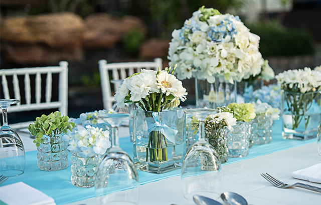 白や水色の装花が飾られたテーブル