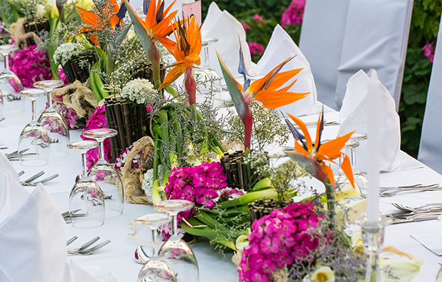 原色の装花が中央に飾られた流しテーブル