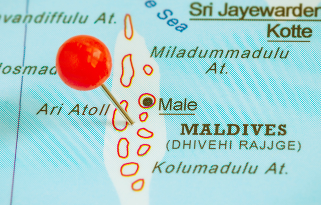 モルディブ諸島にピンがたてられた地図