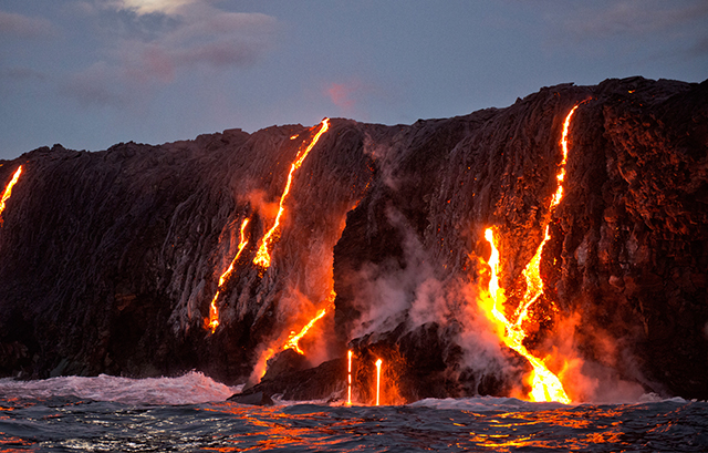 キラウェア火山の溶岩が海に流れ出す様子