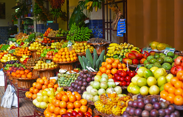 市場に並ぶフルーツ