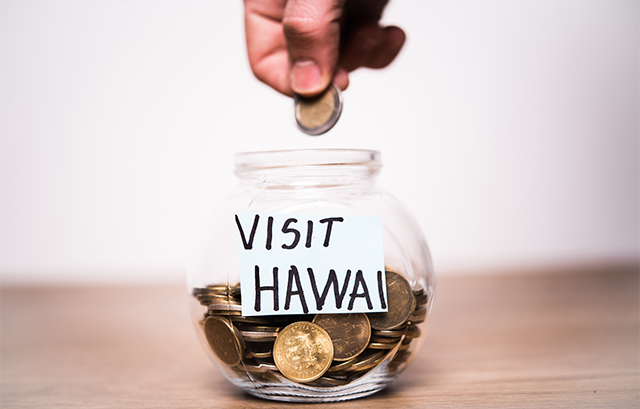 「VISIT　HAWAII」と書かれた瓶にお金を入れる様子