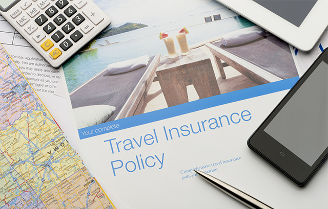 旅行保険の規約、電卓、地図、スマートフォン