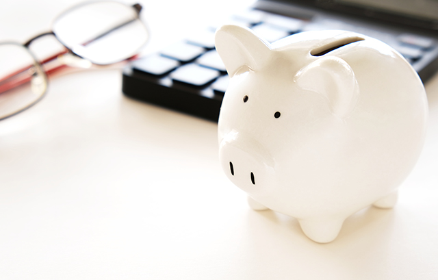 貯金箱、電卓、眼鏡