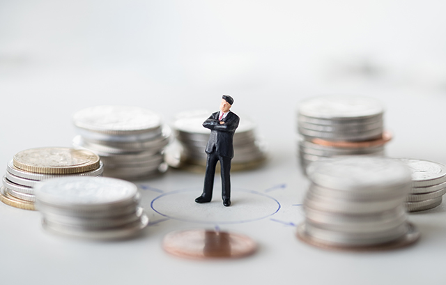 お金に囲まれた男性