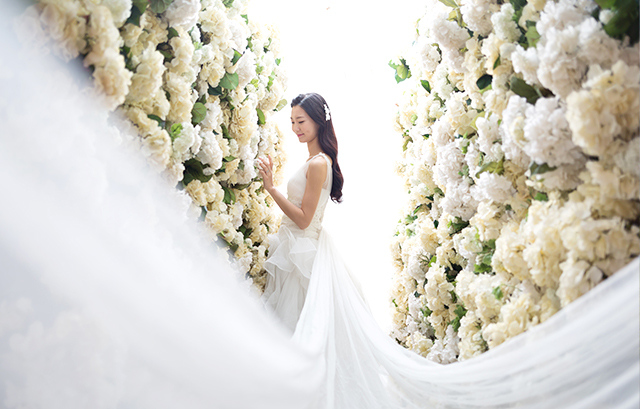 豪華なセットで撮影する花嫁
